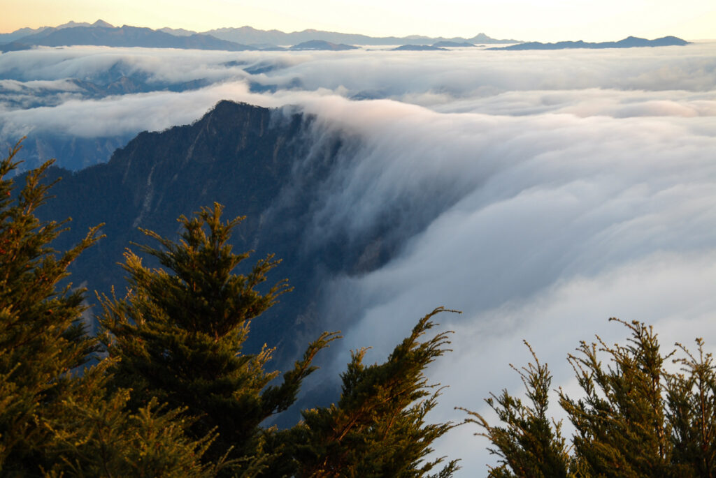 Beidawushan (北大武山), the Southernmost Baiyue, Guardian of the Southern Taiwan On the top of the Beidawushan; Cloud overflowed and plunged into the gorge.