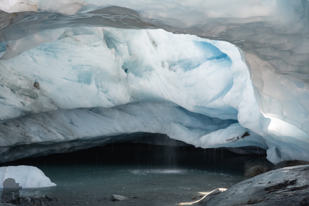 Brewster Glacier and its Terminal Lakes, the Dreamy Playground for Photography the “ice cave” of Brewster Glacier