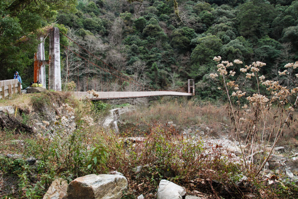 Dabajianshan (大霸尖山), the Iconic High Mountain with the Imposing Summit The old suspension bridge