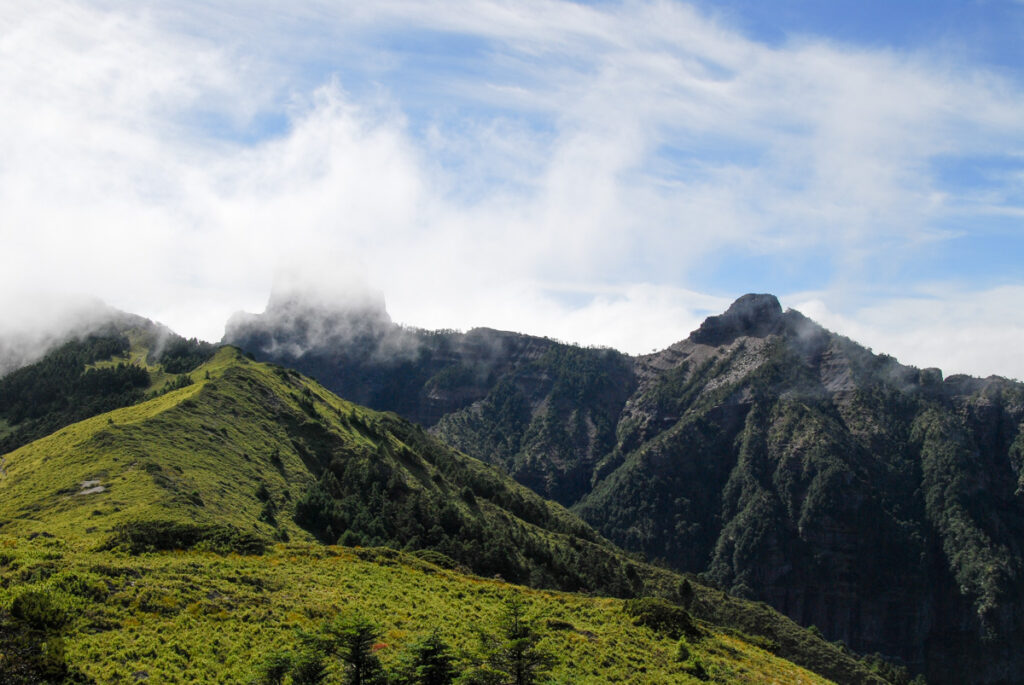 Dabajianshan (大霸尖山), the Iconic High Mountain with the Imposing Summit Dabajianshan (left) and Xiaobajianshan (right)