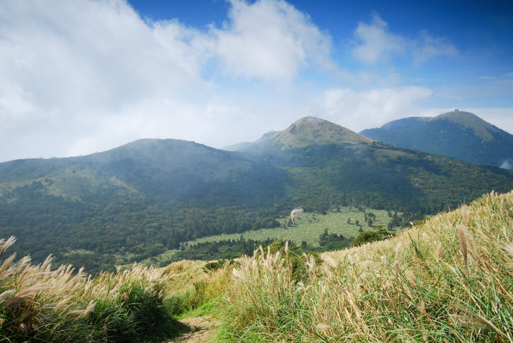 Datunshan (大屯山) & Miantianshan (面天山), the Lush Home of Silver Grass Datunshan