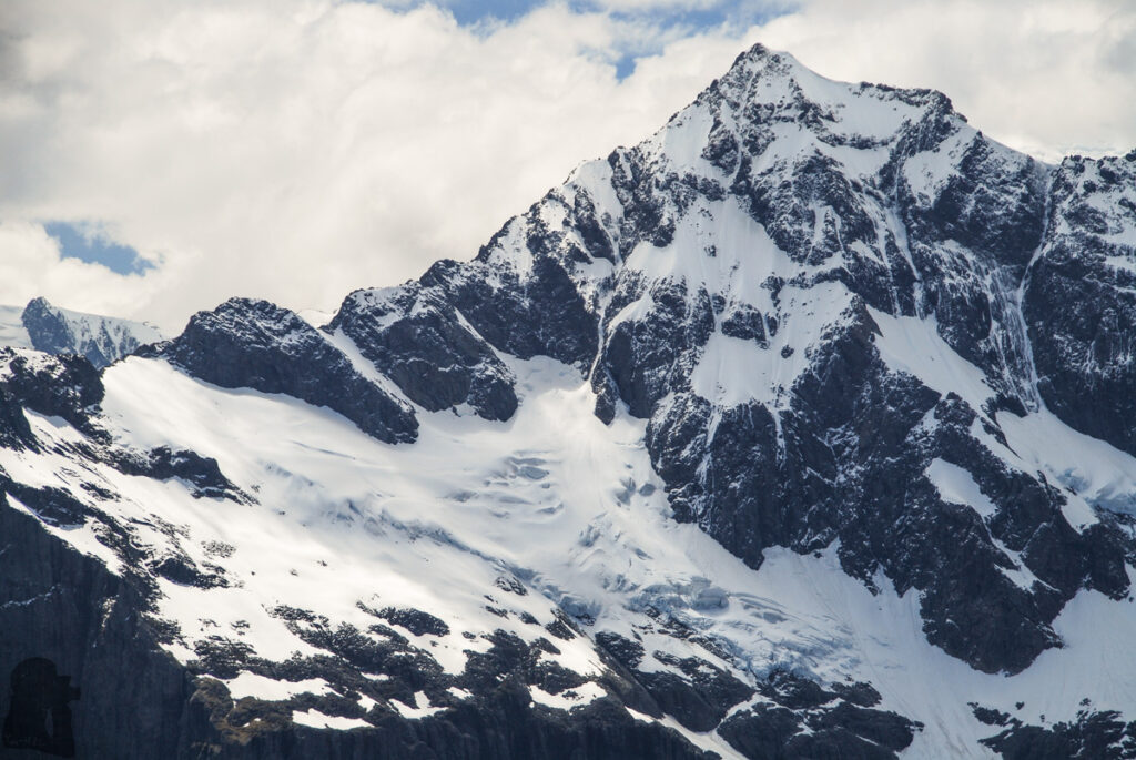 Gertrude Saddle Route, My Favorite Trail to View the Breathtaking Fiordland The soothing texture on a glacier
