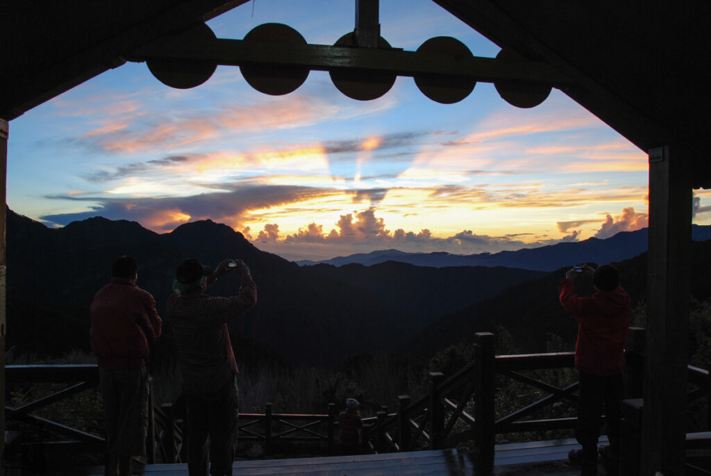 The Holy Ridge, Shengleng "O" Trail (O聖), the Most Famous Ridgeline in Taiwan 369 Cabin Saliujiu Cabin 三六九山莊