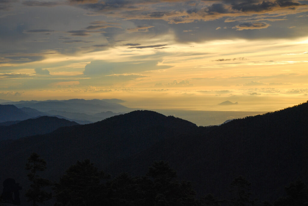 The Holy Ridge, Shengleng "O" Trail (O聖), the Most Famous Ridgeline in Taiwan The Guishan Island (龜山島), lying in Pacific Ocean, 83 km away from Pintianshan (品田山)