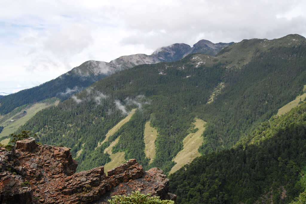 The Holy Ridge, Shengleng "O" Trail (O聖), the Most Famous Ridgeline in Taiwan Xueshan appeared into our sight, a finish line on the ridge.
