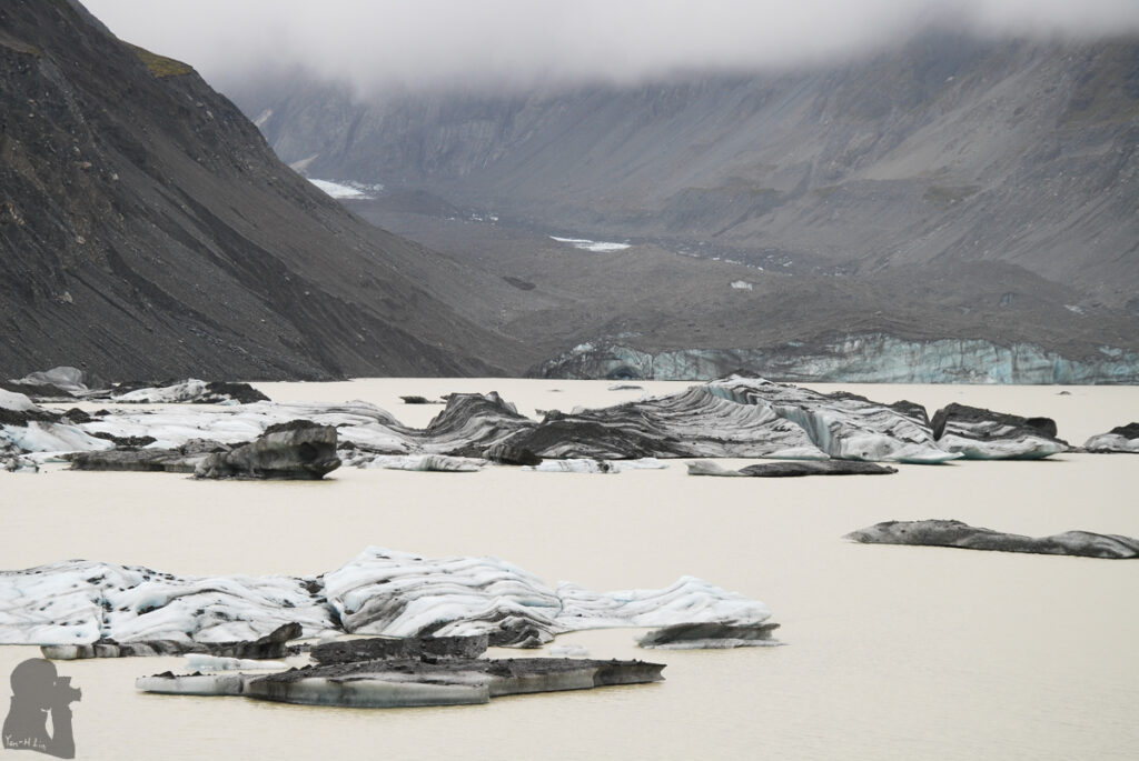 Hooker Valley Track, the Beginner-Friendly Walk to See the Icebergs Floating on Hooker Lake Floating icebergs in Hooker Lake
