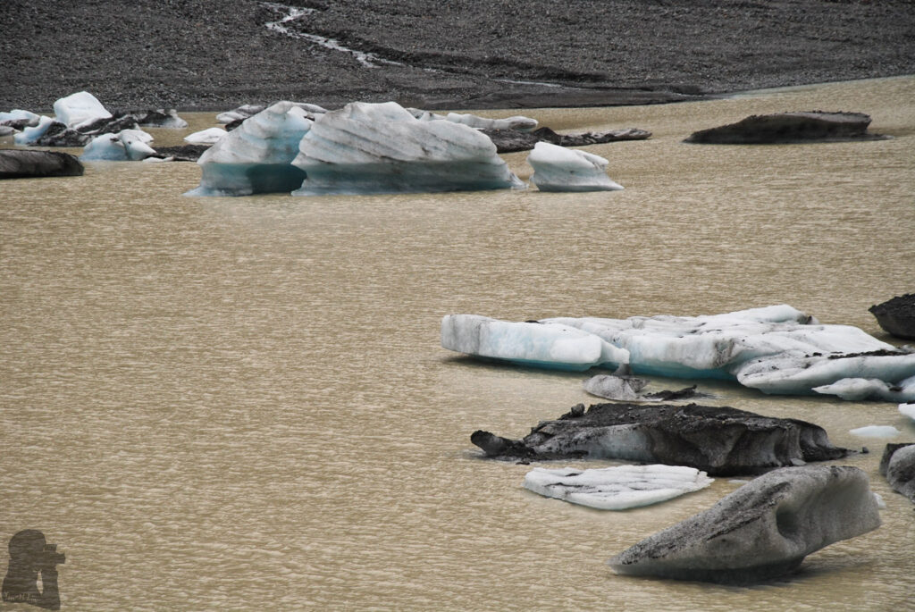 Hooker Valley Track, the Beginner-Friendly Walk to See the Icebergs Floating on Hooker Lake Floating iceberg on Hooker Lake