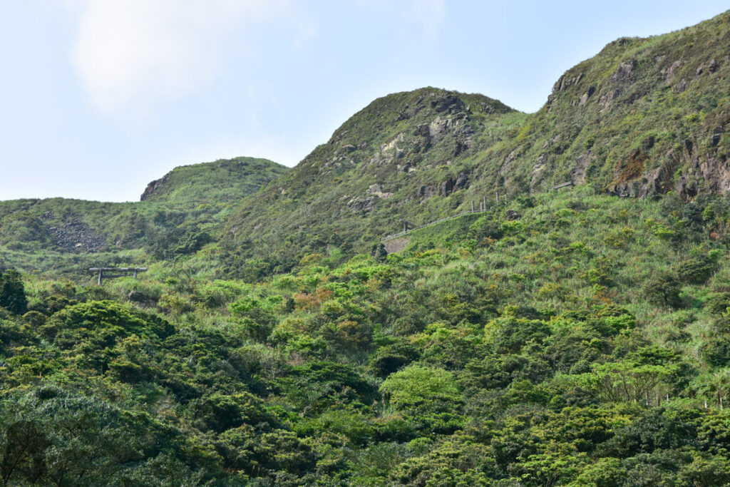 Jiufen (九份) and Jinguashi (金瓜石) the Former Mining Towns of Distinct Vibes. Looking up the ruins of Jinguashi Shrine