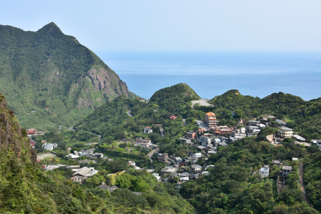 Jiufen (九份) and Jinguashi (金瓜石) the Former Mining Towns of Distinct Vibes. The lovely Jinguashi is guarded by Keelung Mountain.