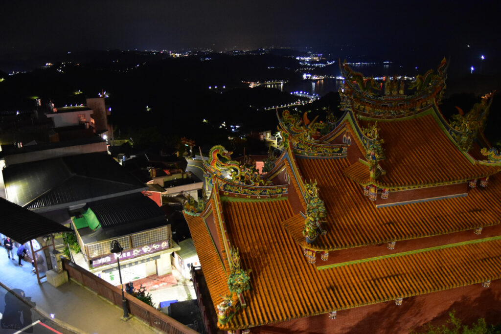 Jiufen (九份) and Jinguashi (金瓜石) the Former Mining Towns of Distinct Vibes. Jiufen Xiahai City God Temple (九份霞海城隍廟) overlooks the northern coast.