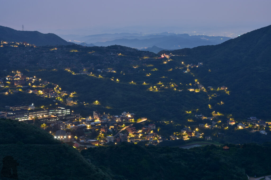 Jiufen (九份) and Jinguashi (金瓜石) the Former Mining Towns of Distinct Vibes. Jinguashi and a big cemetery on the hill (small buildings). Photo taken near a trail head of Teapot Mountain.