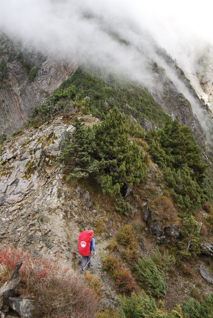 Mabolasih Trail (馬博拉斯橫斷), the Challenging Hike Crossing the Precipitous Central Mountain Range Around the saddle before Mabolasihshan