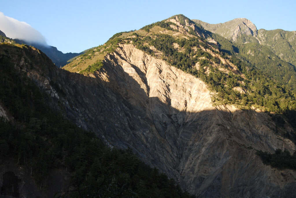 Mabolasih Trail (馬博拉斯橫斷), the Challenging Hike Crossing the Precipitous Central Mountain Range Jinmentong Cliff (金門峒斷崖) is a magnificent land feature on the northern side Batongguan