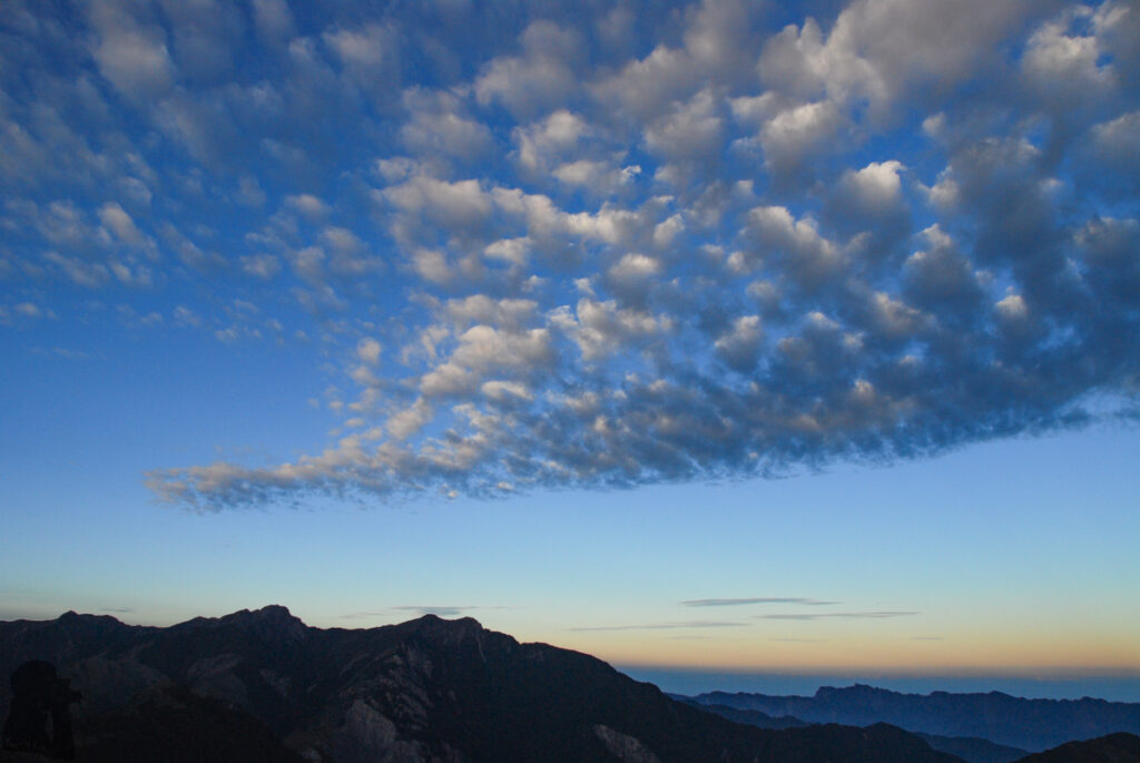 Mabolasih Trail (馬博拉斯橫斷), the Challenging Hike Crossing the Precipitous Central Mountain Range The cloud’s tail swung over Yushan.