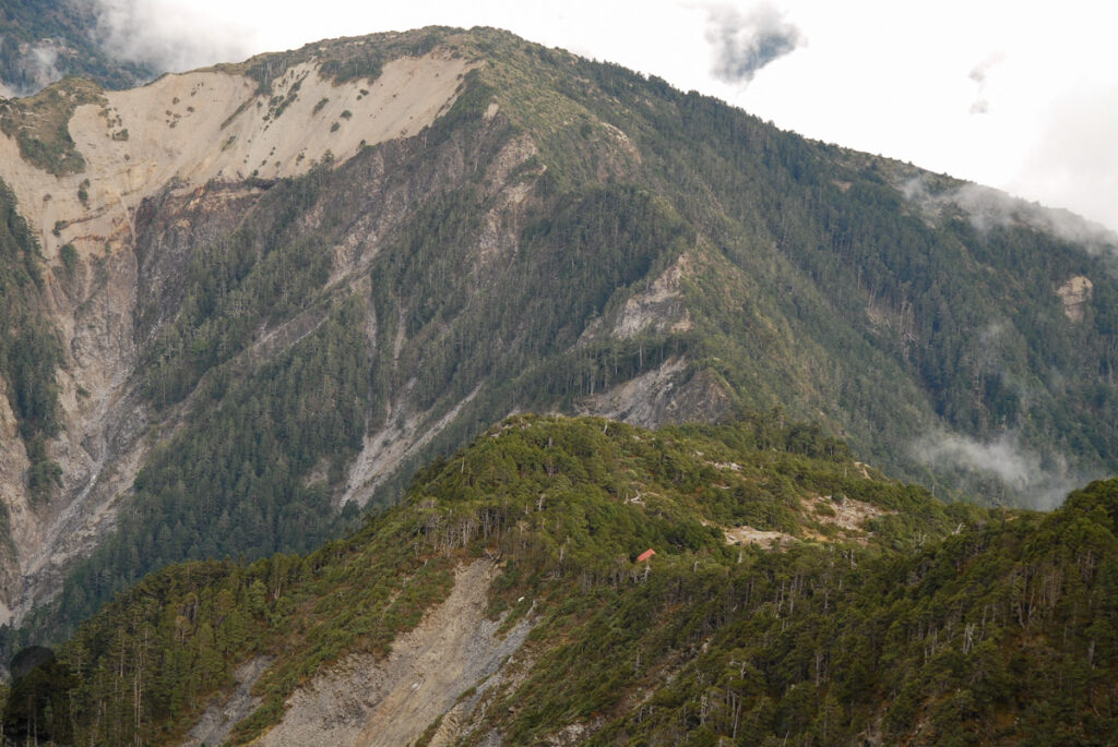 Mabolasih Trail (馬博拉斯橫斷), the Challenging Hike Crossing the Precipitous Central Mountain Range Wulameng Cliff