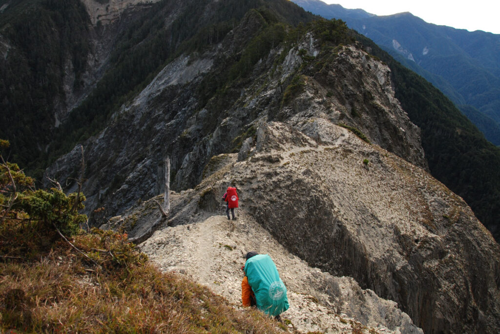 Mabolasih Trail (馬博拉斯橫斷), the Challenging Hike Crossing the Precipitous Central Mountain Range Onto the exposed ridge