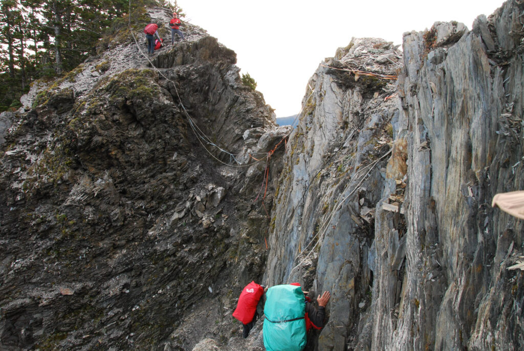 Mabolasih Trail (馬博拉斯橫斷), the Challenging Hike Crossing the Precipitous Central Mountain Range Wulameng Cliff