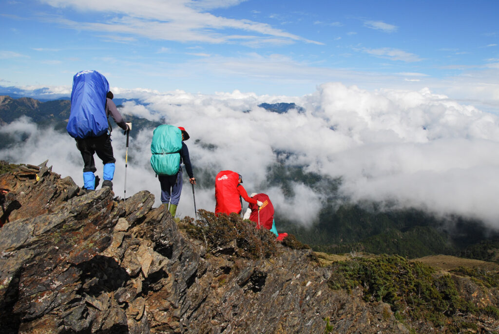 Mabolasih Trail (馬博拉斯橫斷), the Challenging Hike Crossing the Precipitous Central Mountain Range Thick cloud emerged soon after we left Malijiananshan.