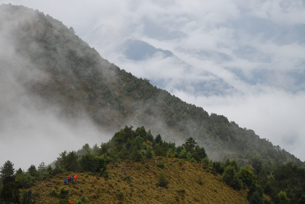 Mabolasih Trail (馬博拉斯橫斷), the Challenging Hike Crossing the Precipitous Central Mountain Range While we were leaving Kasipananshan everything around was hidden in fog.