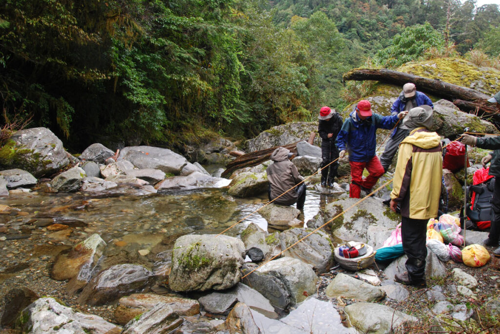 Mabolasih Trail (馬博拉斯橫斷), the Challenging Hike Crossing the Precipitous Central Mountain Range Making a shelter