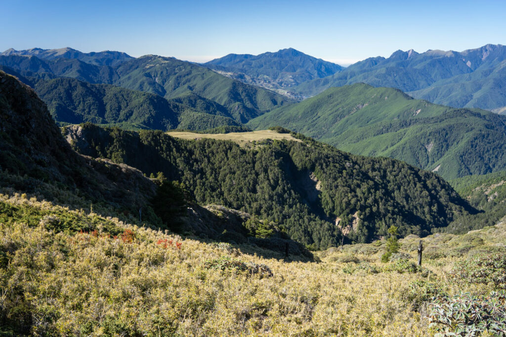 Baigudashan (白姑大山), also one of the Baiyue, in the distant background and its surrounding peaks are a part of Xue Mountain Range.