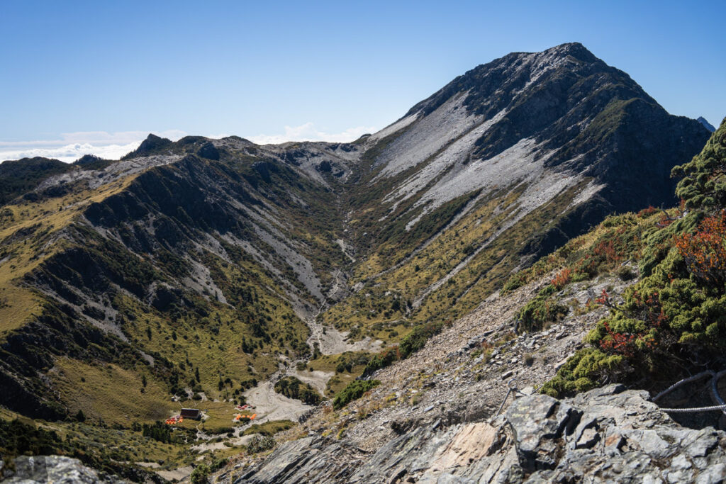 Nanhu Lower Cirque (南湖下圈谷), the cabin and Nanhudashan are in this picture.