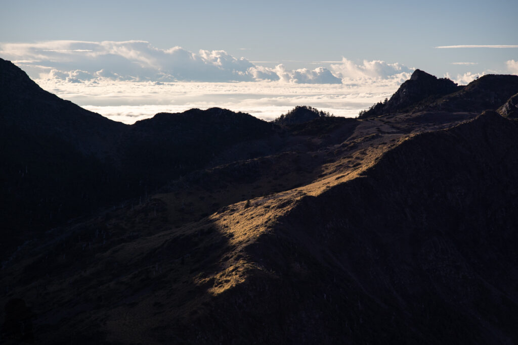 The hill separates Nanhu Upper and Lower Cirque.