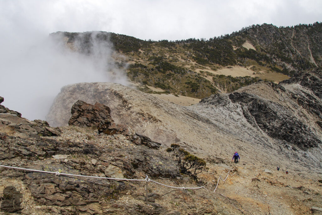 The way to Nanhu Cabin is on a loose scree slope.