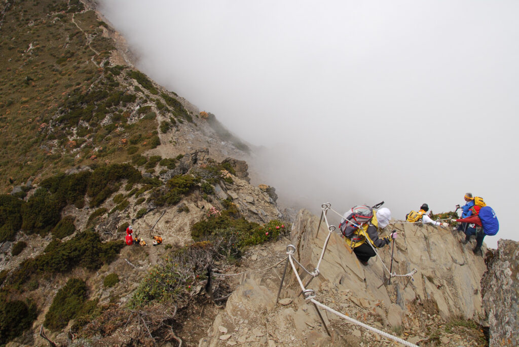 Wuyanfeng is exposed to height, strong wind and may be icy at times.