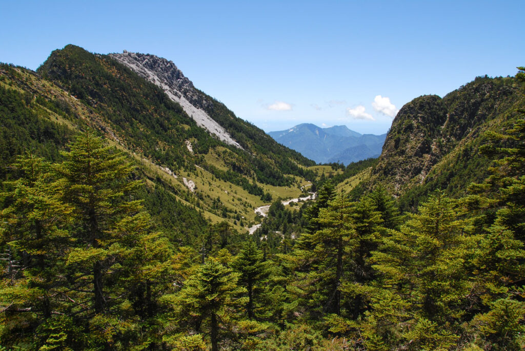 North Section 1 (北一段), Climb the Glacier-Visited Nanhudashan (南湖大山) and the Formidable Zhongyangjianshan (中央尖山) A path to Mabishanshan, the gorgeous valley of Heping South River (和平南溪)