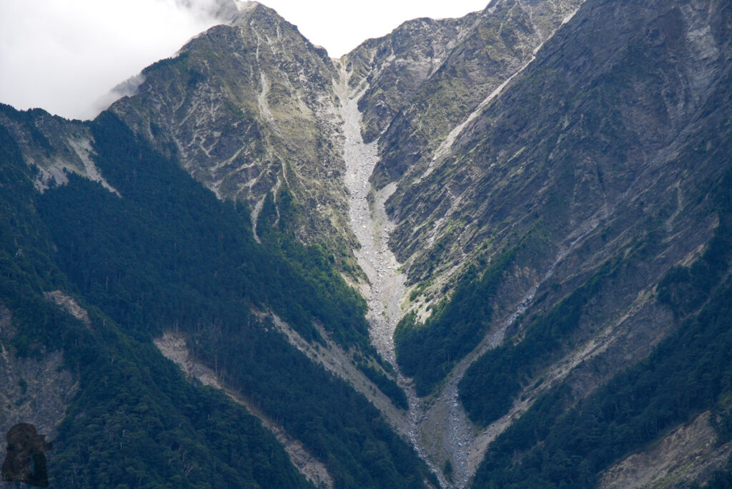 North Section 1 (北一段), Climb the Glacier-Visited Nanhudashan (南湖大山) and the Formidable Zhongyangjianshan (中央尖山) The valley of Zhongyangjian River where hikers walk up until reaching the east saddle of Zhongyangjianshan