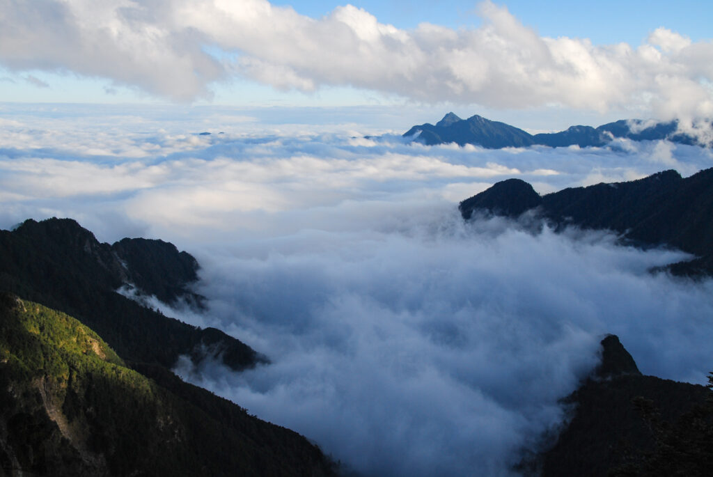 North Section 2 (北二段), the Trail on the Formidable Ridge with Ominous Names The Qilai East Ridge (奇萊東稜) protrudes from the cloud with Patuolushan (帕托魯山) in the distant end.