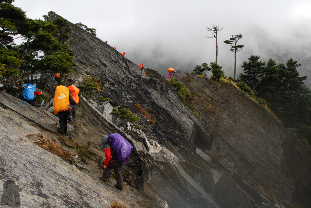 North Section 2 (北二段), the Trail on the Formidable Ridge with Ominous Names We started negotiating in the front of Wuming Cliff.