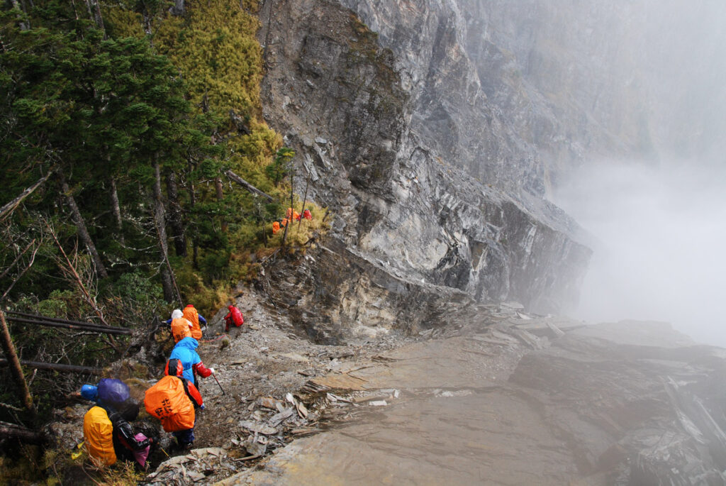 North Section 2 (北二段), the Trail on the Formidable Ridge with Ominous Names Wuming Cliff