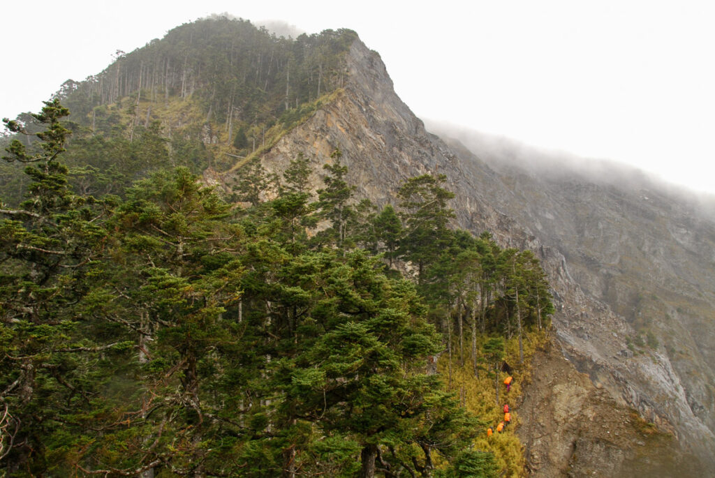 North Section 2 (北二段), the Trail on the Formidable Ridge with Ominous Names Wuming Cliff