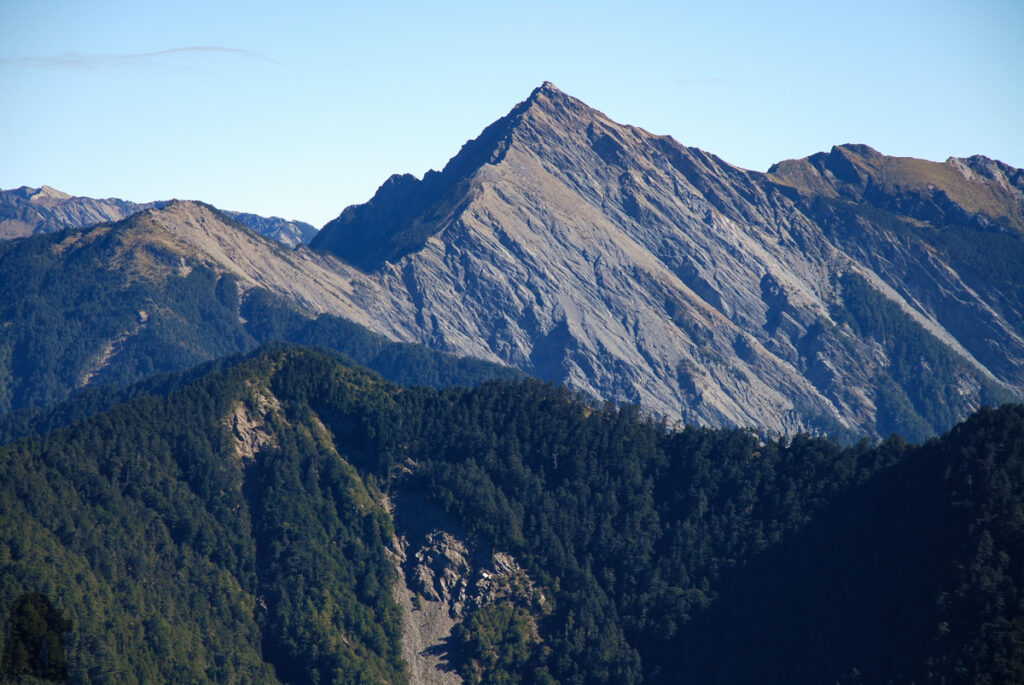 North Section 2 (北二段), the Trail on the Formidable Ridge with Ominous Names Zhongyangjianshan (中央尖山)