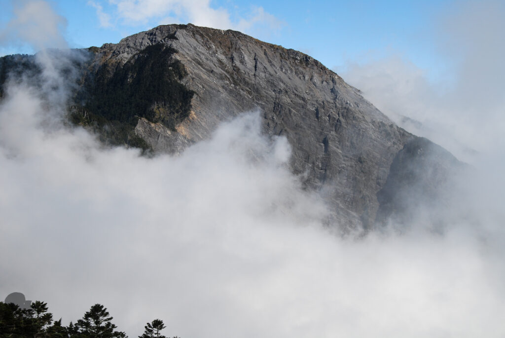 North Section 2 (北二段), the Trail on the Formidable Ridge with Ominous Names The magnificent Wuming Cliff (無明斷崖) is the sheer face below the summit of Wumingshan.