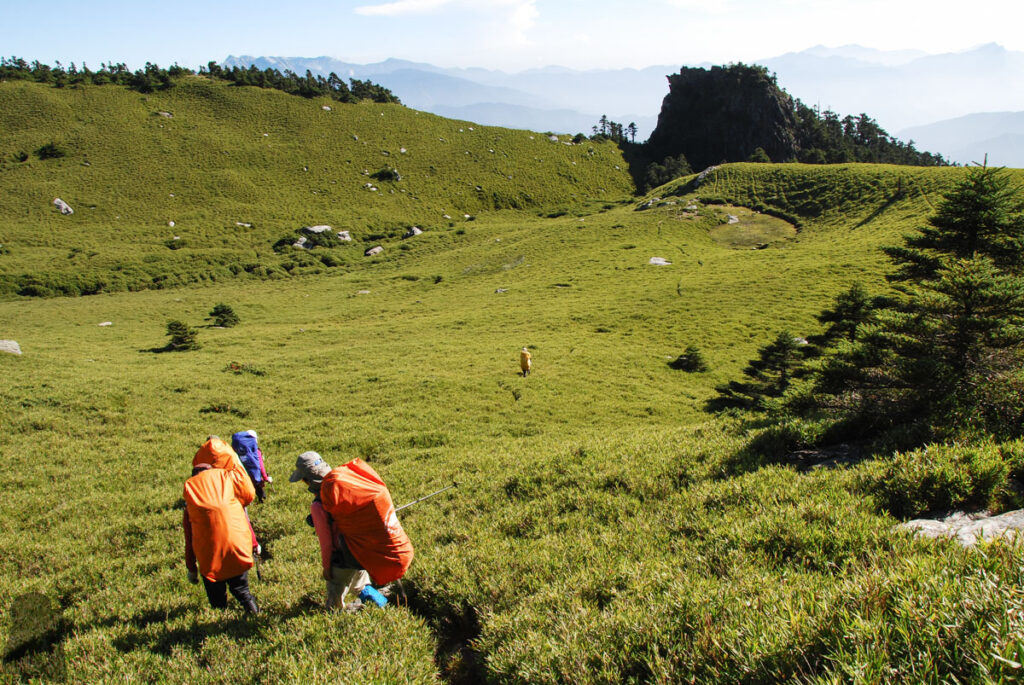 Qilai East Ridge (奇萊東稜), the Challenging Trail in the Dense Arrow Bamboos Moon-shaped Pond (月型池); apparently it was dry.