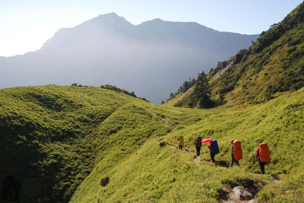 Qilai East Ridge (奇萊東稜), the Challenging Trail in the Dense Arrow Bamboos The first day’s schedule is the same as the hike to Qilai Main / North Peak. The North Peak is right in front of us.