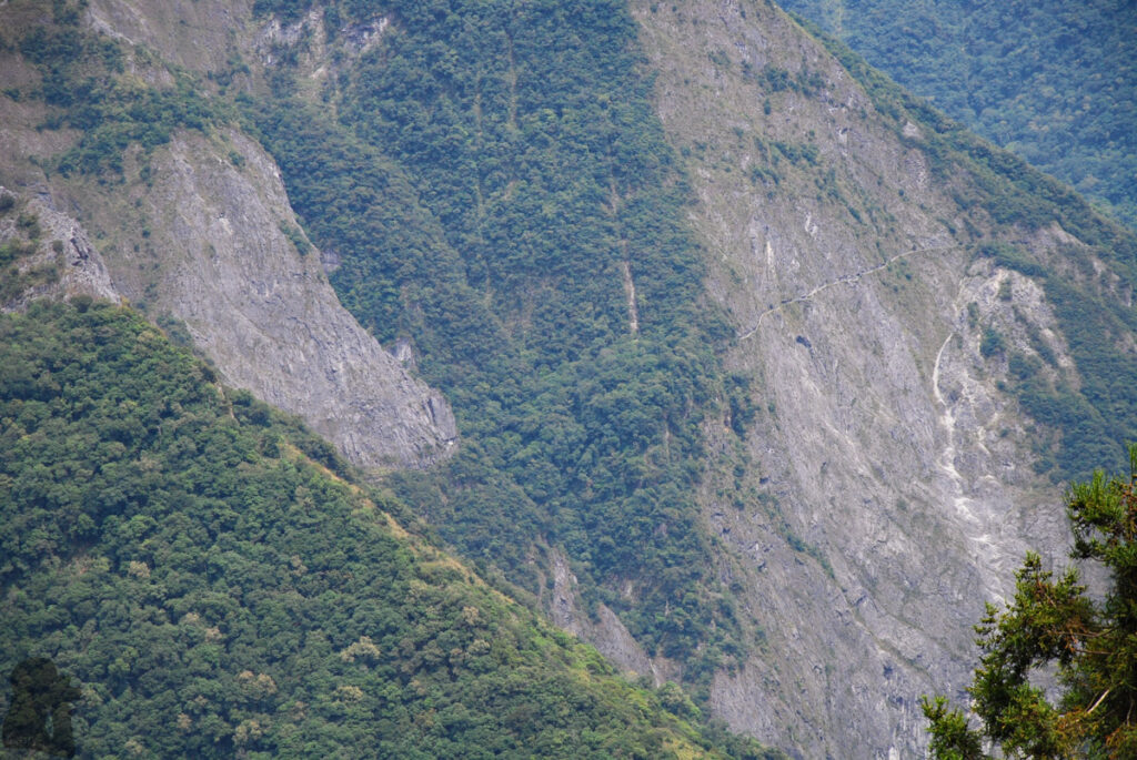 Qilai East Ridge (奇萊東稜), the Challenging Trail in the Dense Arrow Bamboos I think this is Zhuilu Old Road (錐麓古道).