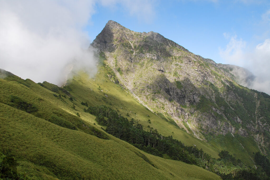 Qilai East Ridge (奇萊東稜), the Challenging Trail in the Dense Arrow Bamboos The lovely face of Qilai North Peak