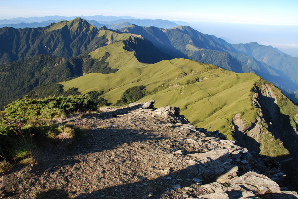 Qilai East Ridge (奇萊東稜), the Challenging Trail in the Dense Arrow Bamboos The classical view from Qilai North Peak, overlooking the Main Peak and endless ridges beyond