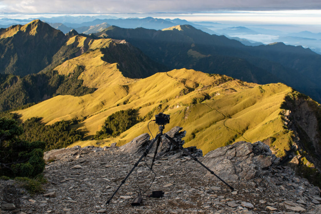 Qilai North Face to Pingfengshan (奇萊北壁下屏風), the Spectacular Trail that I Waited for 12 Years Taking time-lapse photos on the top of Qilai North Peak with the camera facing the Main Peak