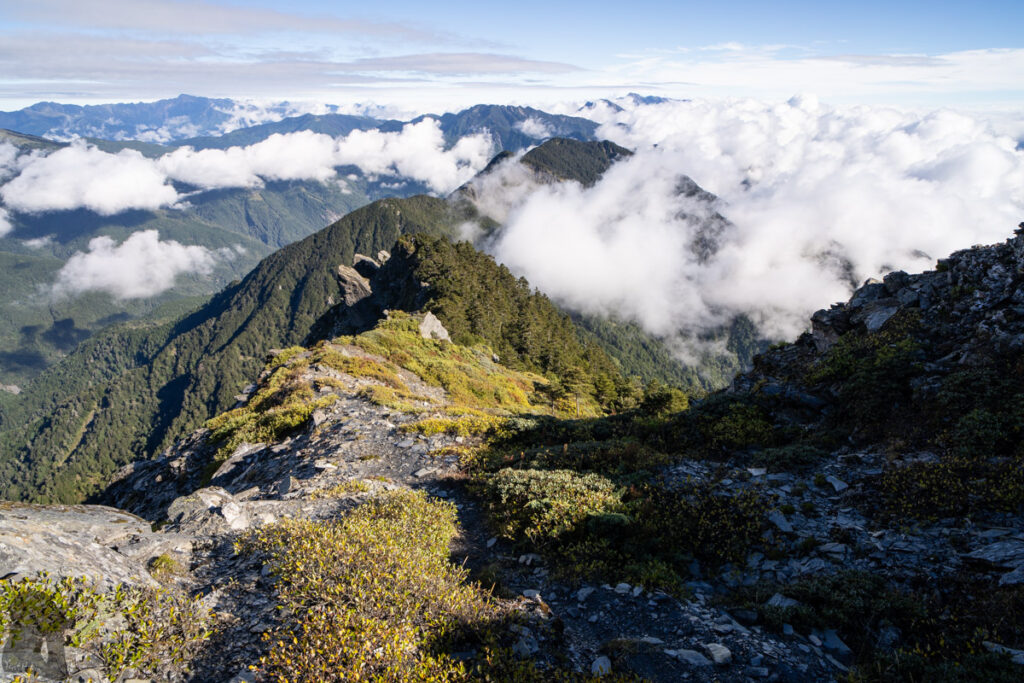 Qilai North Face to Pingfengshan (奇萊北壁下屏風), the Spectacular Trail that I Waited for 12 Years The three boulders in the middle leaning to the left side of the ridge are an important landmark on the trail.