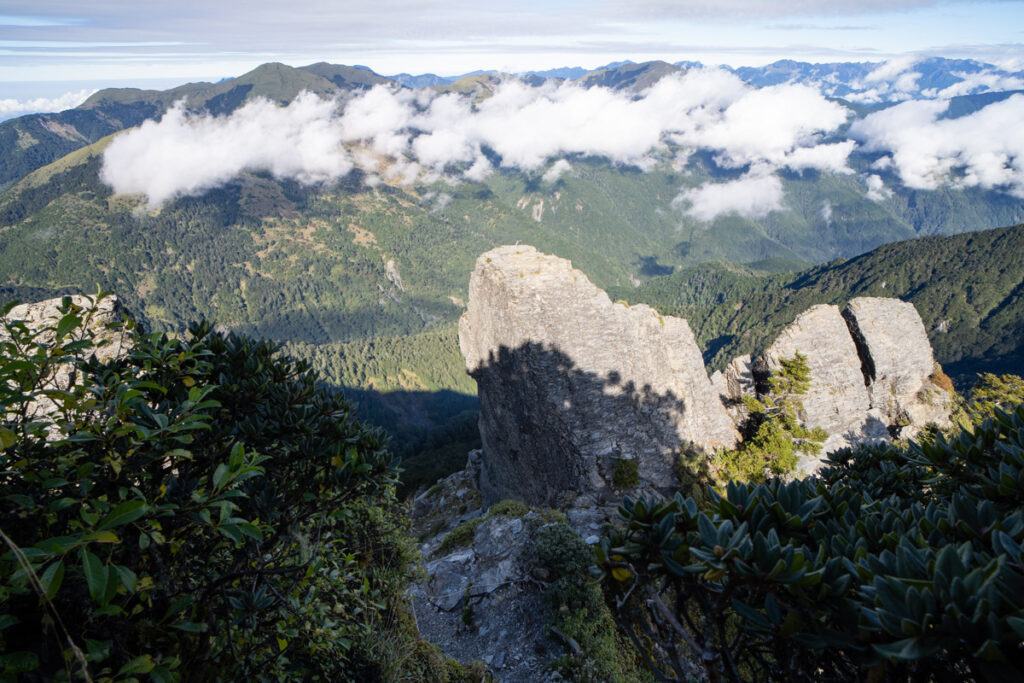 Qilai North Face to Pingfengshan (奇萊北壁下屏風), the Spectacular Trail that I Waited for 12 Years The boulder on the right hand side of the towers is nicknamed the Big Front Teeth (大門牙), where some hikers take selfie on it (at their own risk).