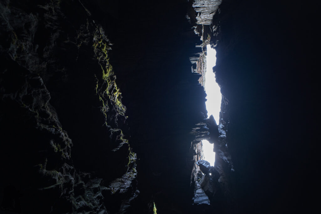 Qilai North Face to Pingfengshan (奇萊北壁下屏風), the Spectacular Trail that I Waited for 12 Years Magical Cave