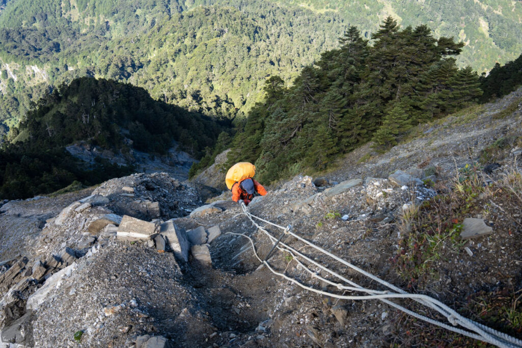 Qilai North Face to Pingfengshan (奇萊北壁下屏風), the Spectacular Trail that I Waited for 12 Years A steep climb to the ridge of Qilaishan