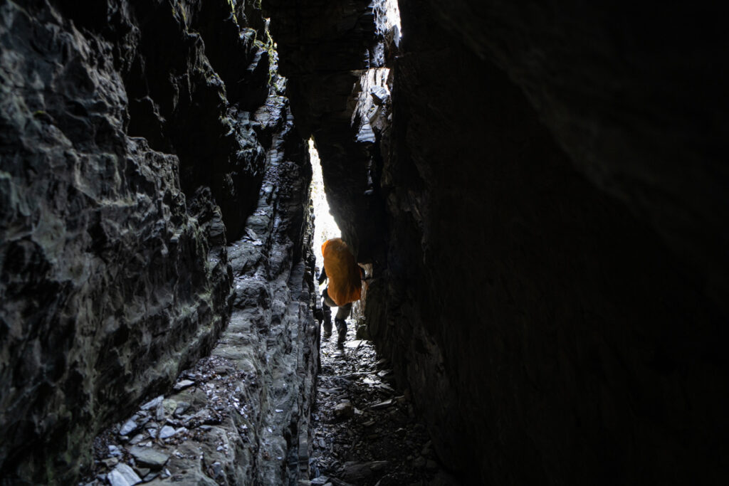 Qilai North Face to Pingfengshan (奇萊北壁下屏風), the Spectacular Trail that I Waited for 12 Years It is like a tunnel with a slit on the top.