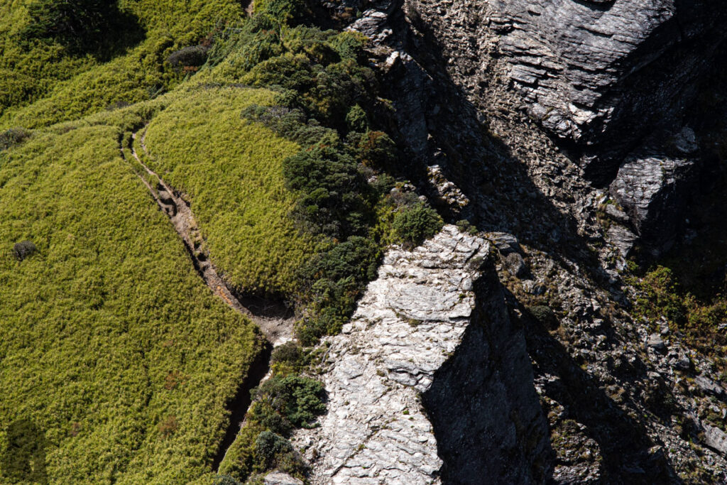 Qilai North Face to Pingfengshan (奇萊北壁下屏風), the Spectacular Trail that I Waited for 12 Years The great contrast in the gradients between two sides of the ridge