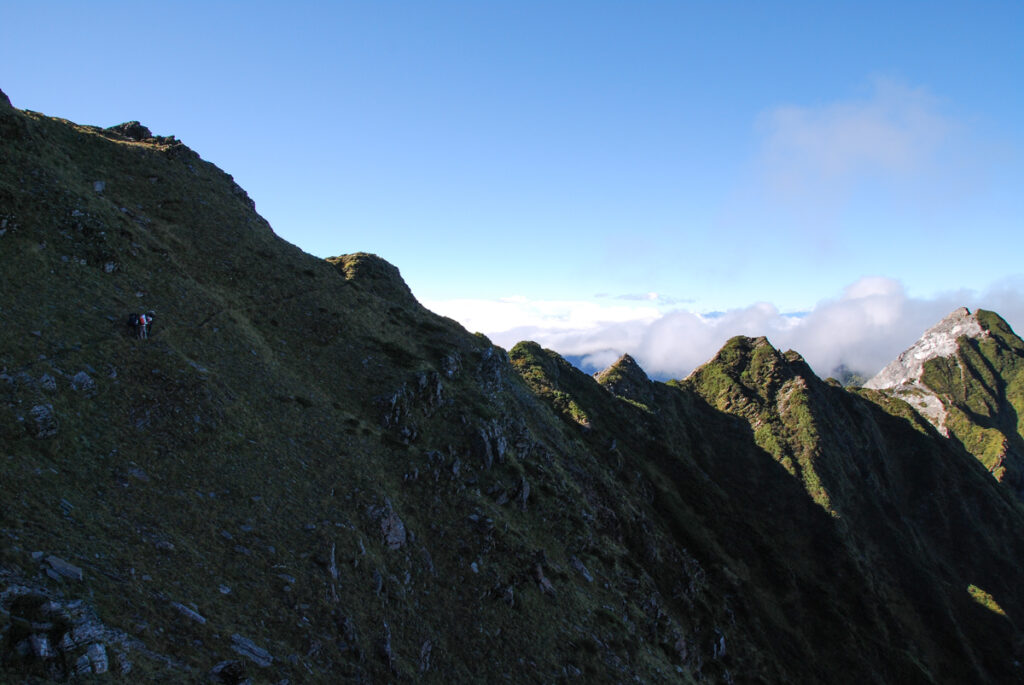 Qilai Range (奇萊連峰), the Trail Traverses the Imposing and Soothing Peaks of Qilaishan Kaluolou Cliff